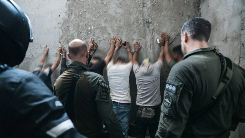 אתר הבנייה הפך למגורים: חמישה שב"חים נעצרו בבת ים