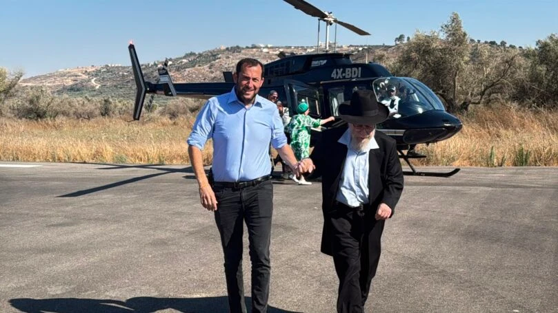 21 שנה לאחר הגירוש: הרב דוב ליאור קבע מזוזה בחומש | צפו