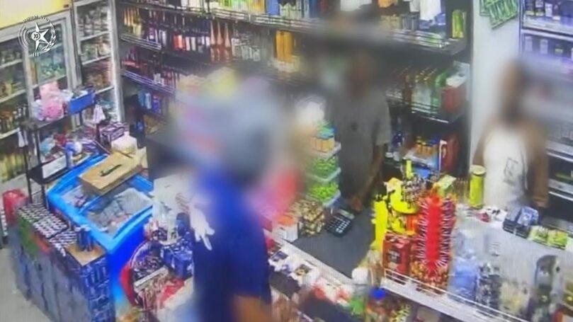 דרש 30 אלף דולר ואיים לשרוף מכולת בדרום תל אביב