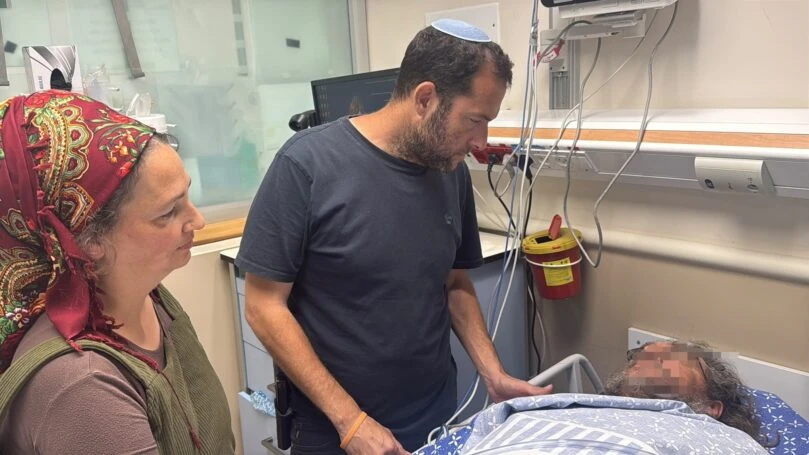 יוסי דגן ביקר את הפצוע בפיגוע: "נבנה עוד יותר את השומרון"