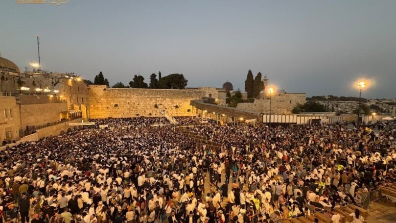 כמדי שנה: השירה המרגשת בכותל המערבי לקראת סיום צום תשעה באב