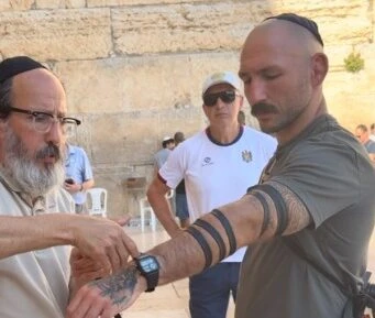 האנטישמיות ברשת: הניח תפילין לראשונה - ואיבד אלפי עוקבים