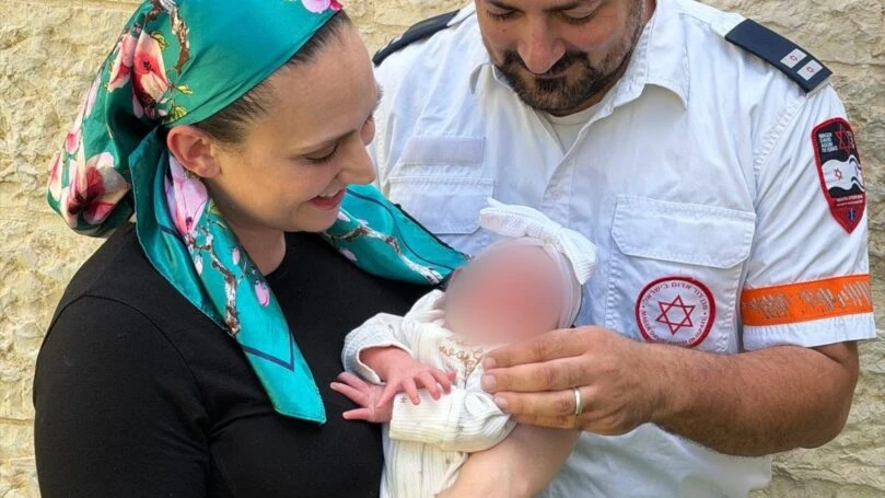 בדרך לבית החולים: עצר בצד הדרך ויילד את אשתו