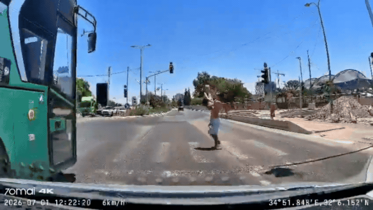 תיעוד מטריד: גבר ניסה לחטוף ילדה בת 11 בפתח תקווה