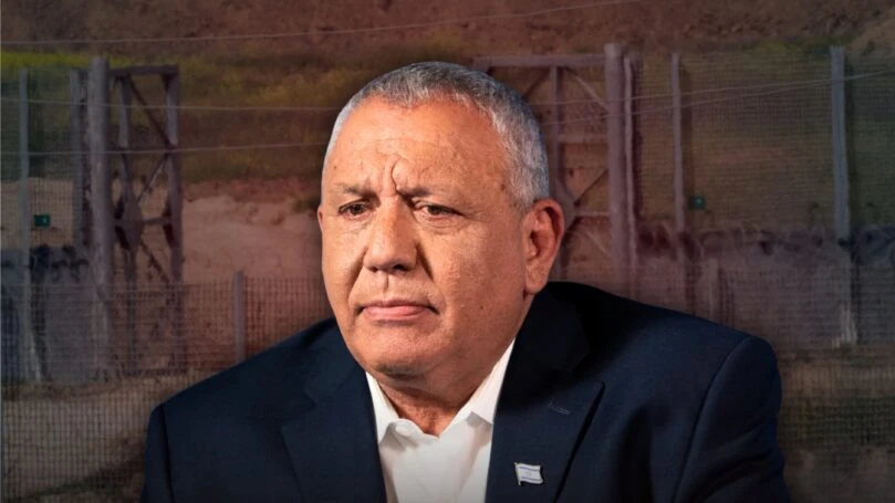 מפקיר הביטחון ש"הפך" למסורתי: מסע התחפושות הציני של איזנקוט