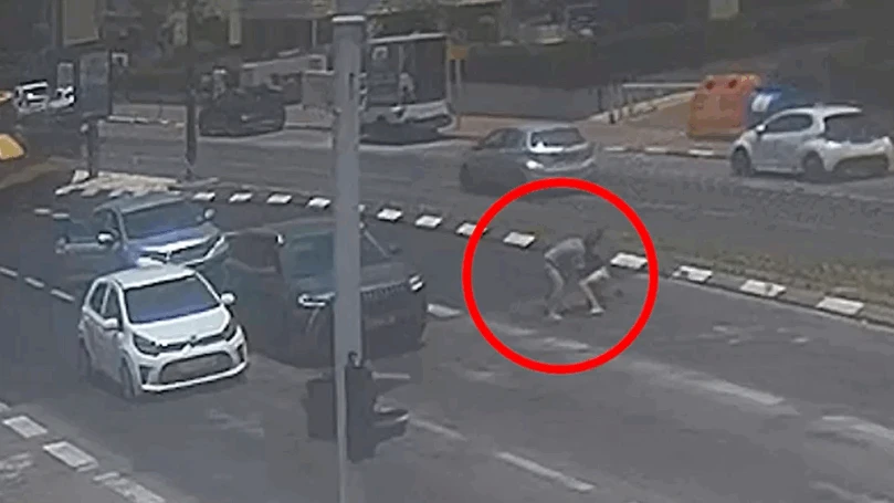 לעיני ילדיו: נהג הותקף באלימות קשה בעקבות ויכוח בכביש | צפו