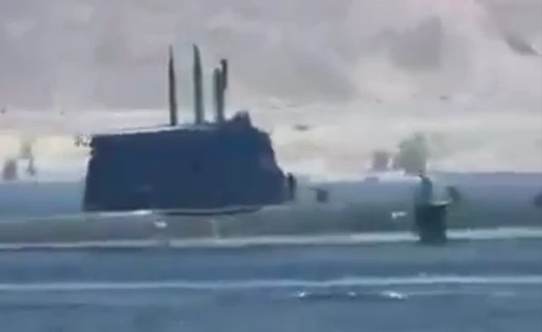 התיעוד החריג של הצוללת הישראלית מעל פני המים באילת | צפו
