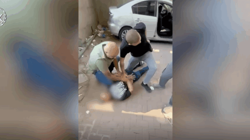 לעיני המצלמות: החשוד ביצע עסקאות סמים - ונעצר | תיעוד