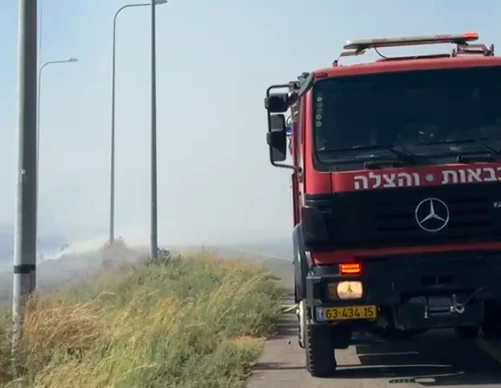 רכב אשפה שנשא קרטונים בוערים עלה באש, כביש 7 נחסם לתנועה