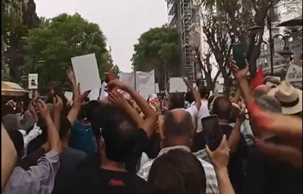 השרפות לא עצרו את העם הזועם בתוניסיה - שיצא להפגין ברחובות