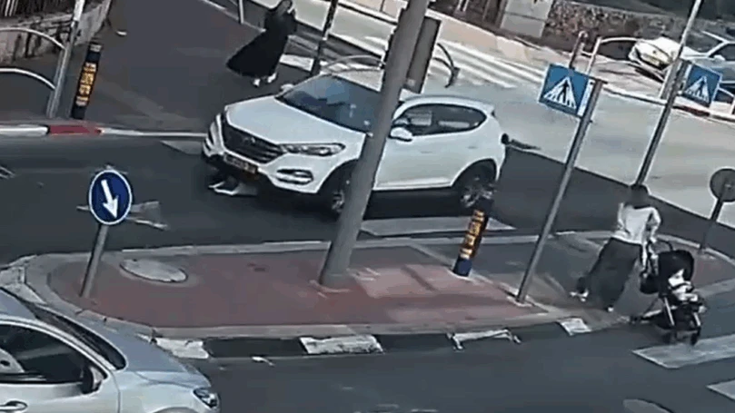 צפו: ילד נדרס במעבר חצייה, הרכב עבר מעליו - והוא קם ללא פגע