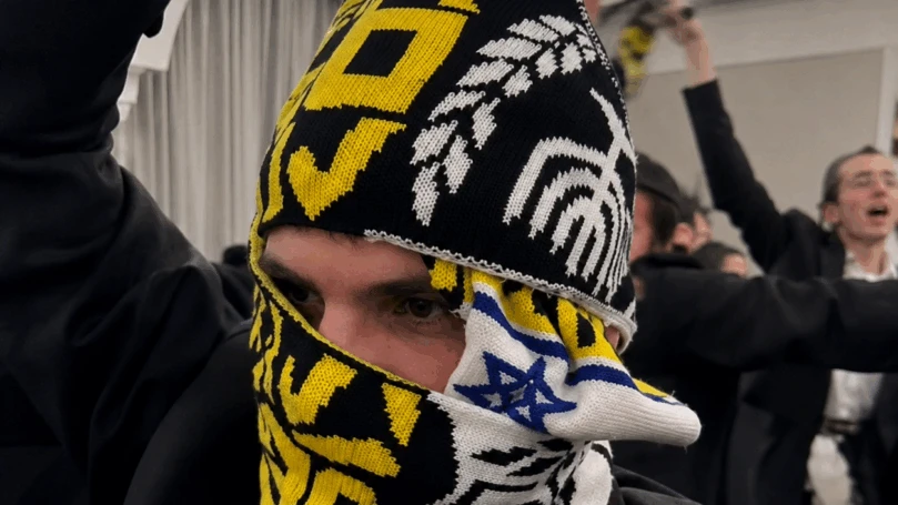 הפתעה בחתונה החסידית: החתן אוהד בית"ר - וכך החברים חגגו