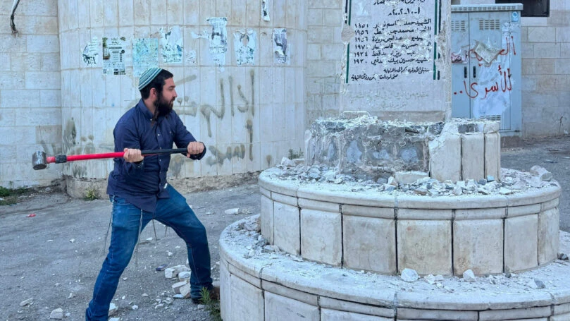 "צבי סוכות ניפץ אנדרטאות": הפרט החשוב ביותר שנעלם מהדיווחים