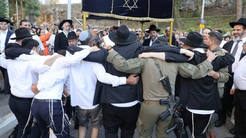 הנצחה מרגשת: ספר תורה הוקדש לזכר 19 נופלים ממשפחות העובדים