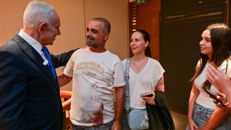 ראש הממשלה נתניהו במפגש עם יניב חיון, ניצול הטיסה מדובאי | צילום: קובי גדעון, לע״מ