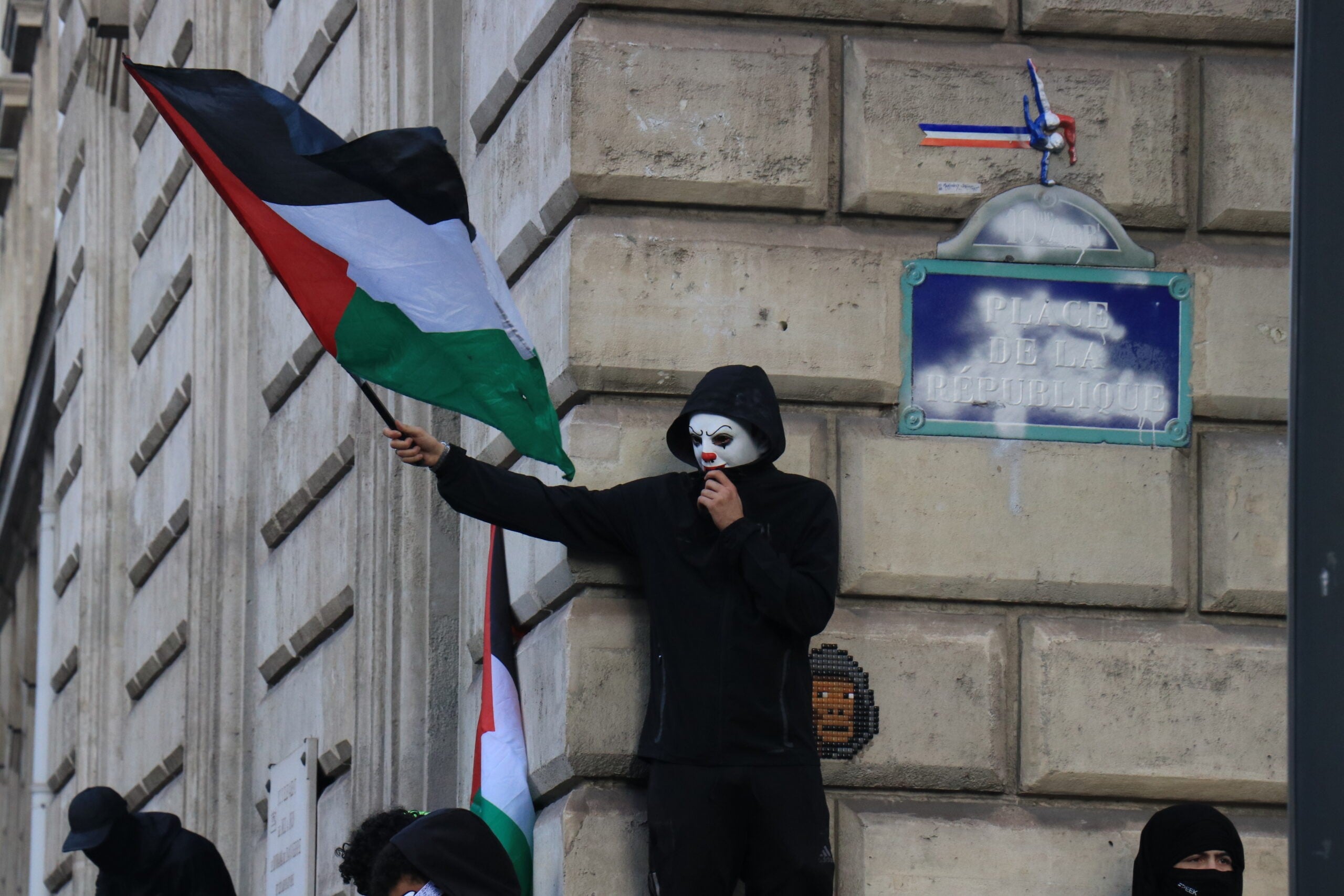Probe: Islamists & Marxists Behind French Riots