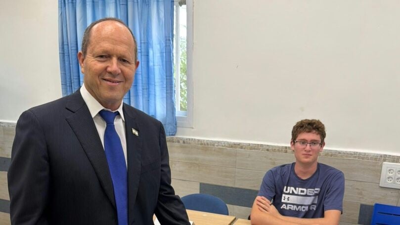 השר ניר ברקת הצביע בקלפי הסמוכה לביתו