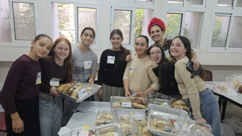 תלמידות האולפנה מכינות את ארוחות החג למשפחות. צילום: אולפנת בני עקיבא מירון
