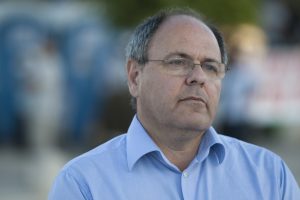 השר בנט במהלך לווית הרב רזיאל שבח הי"ד. צילום הלל מאיר TPS