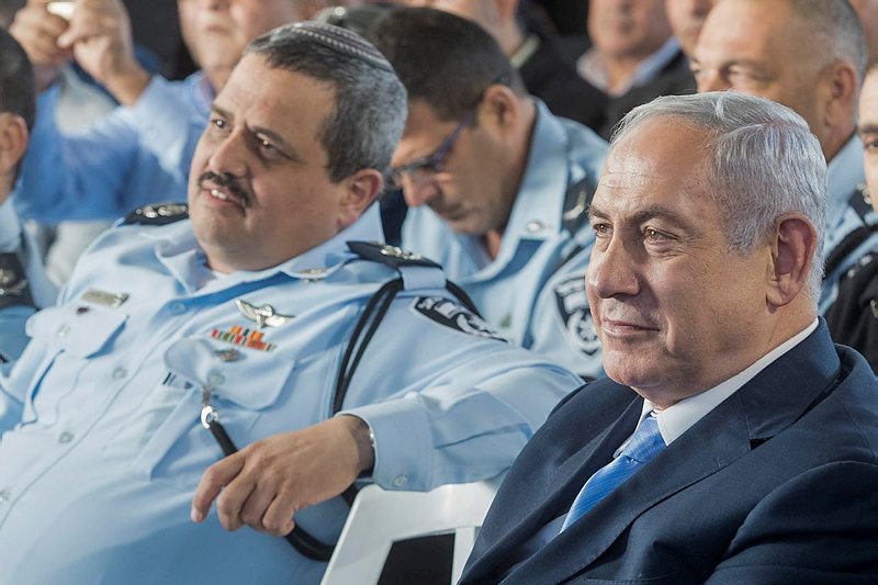יוסי דגן בלווית בן גל הי"ד. צילום: הלל מאיר, TPS