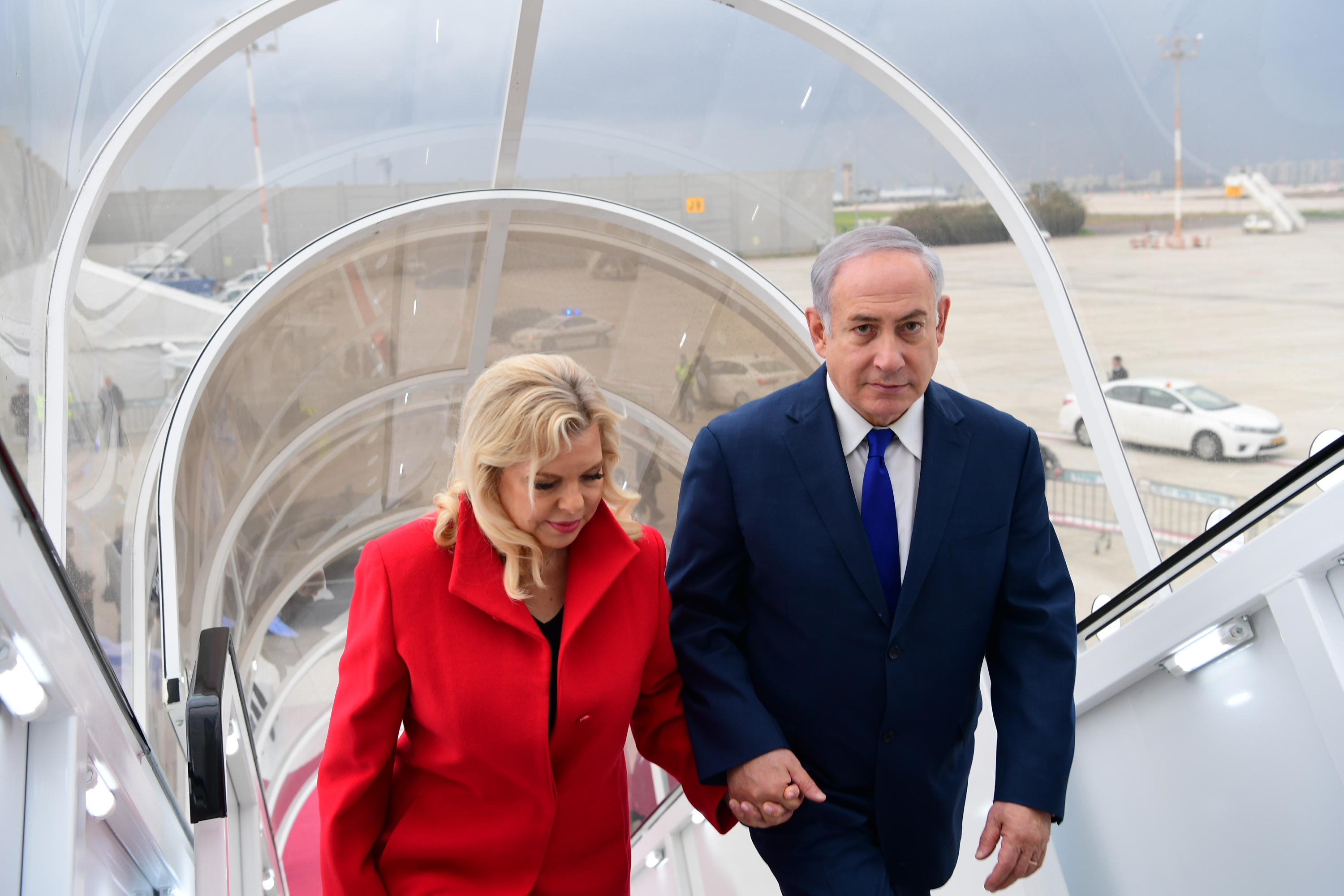 ראש הממשלה בנימין נתניהו ורעייתו, בדרכם לדאבוס. צילום: עמוס בן גרשום/ לע"מ 