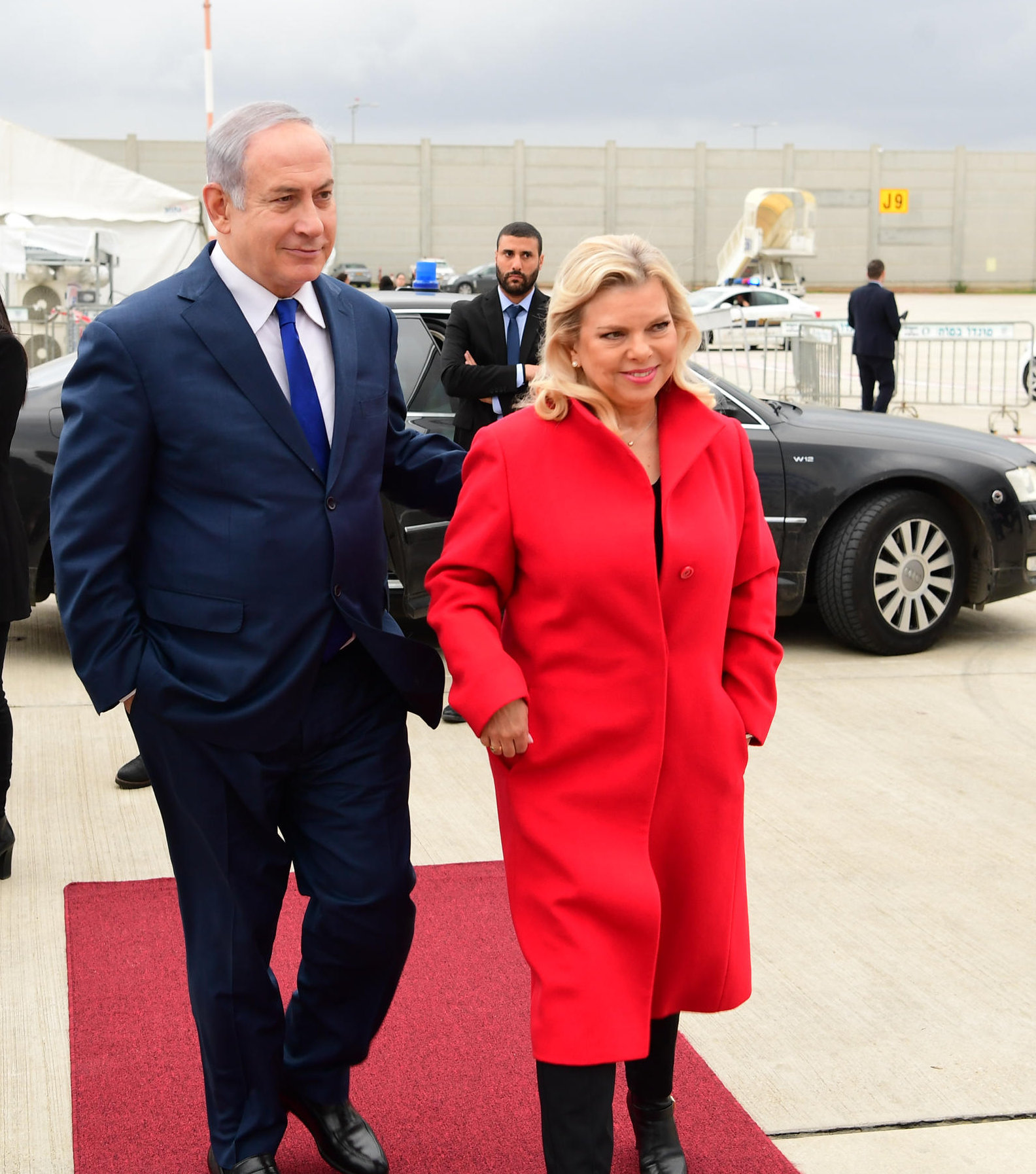 ראש הממשלה בנימין נתניהו ורעייתו, בדרכם לדאבוס. צילום: עמוס בן גרשום/ לע"מ 