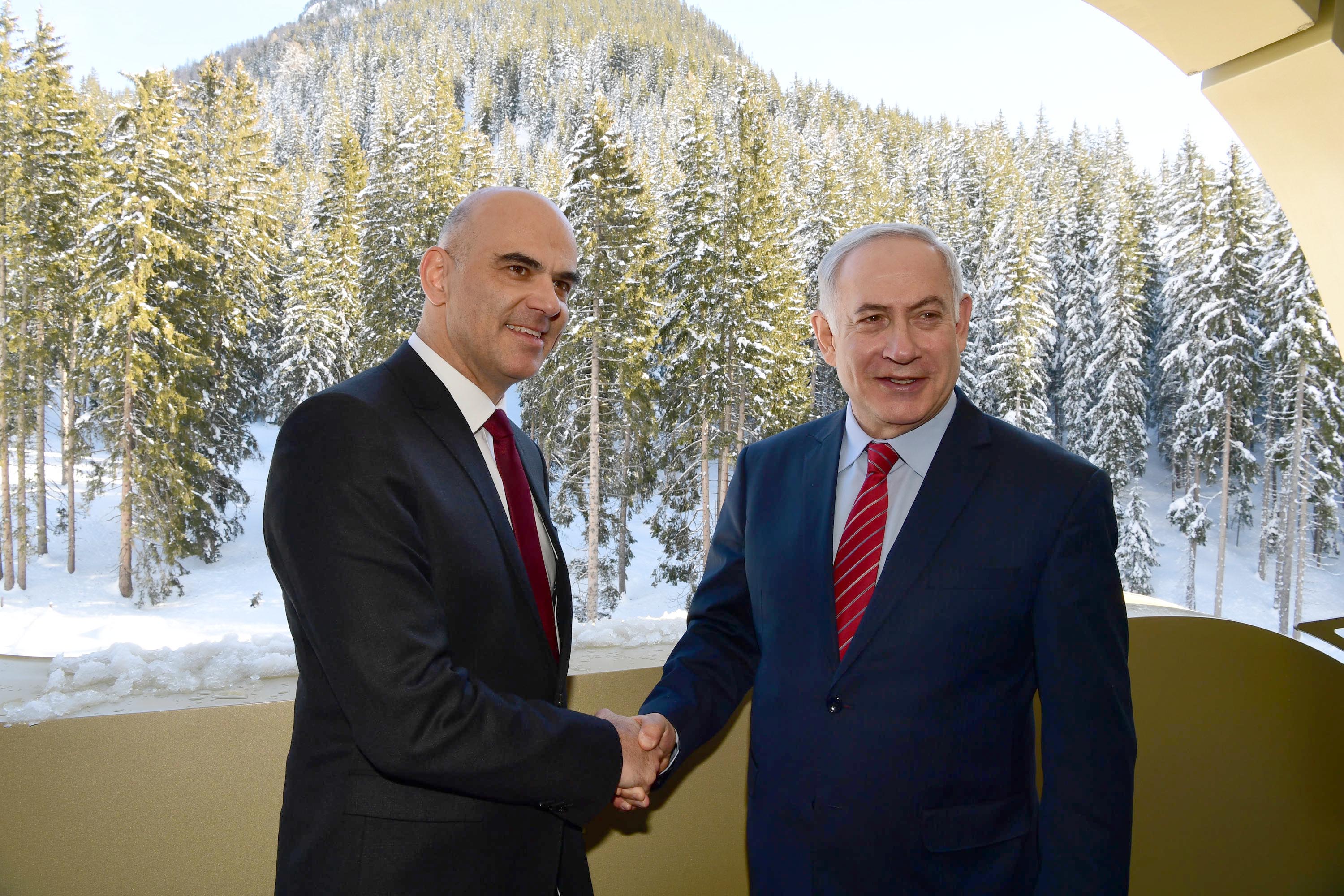 ראש הממשלה נתניהו עם נשיא צרפת אלאן ברסט בדאבוס. צילום: עמוס בן גרשום, לע"מ 