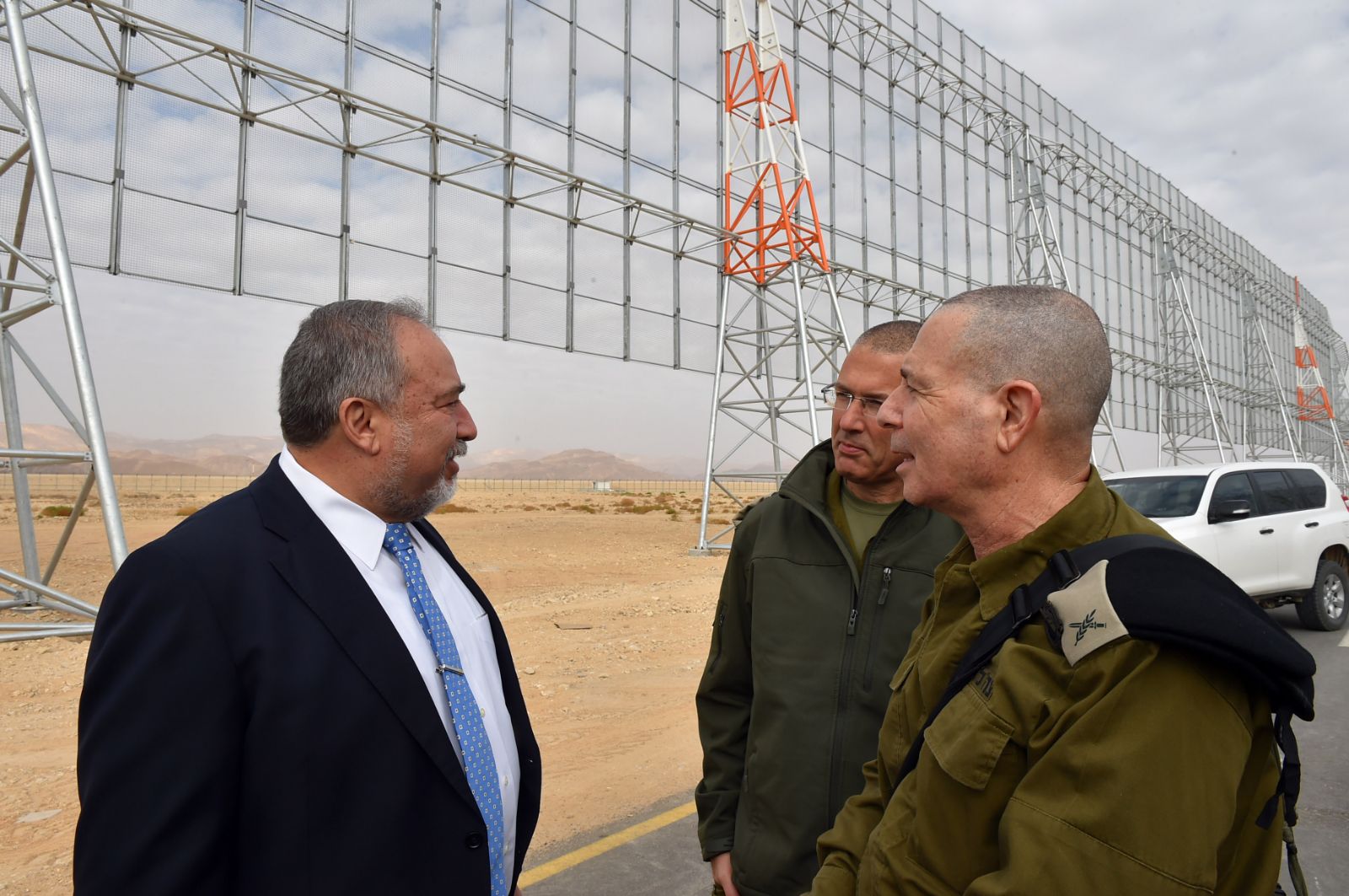 שר הביטחון אביגדור ליברמן בסיור לאורך הגדר הביטחונית הנבנית בגבול עם ירדן, יחד עם ראש אג"ת אלוף אמיר אבולעפיה ועם ראש הפרויקט במשרד הביטחון, תא"ל ערן אופיר- ראש מנהלת גבולות ותפר. צילום: אריאל חרמוני, משרד הביטחון  