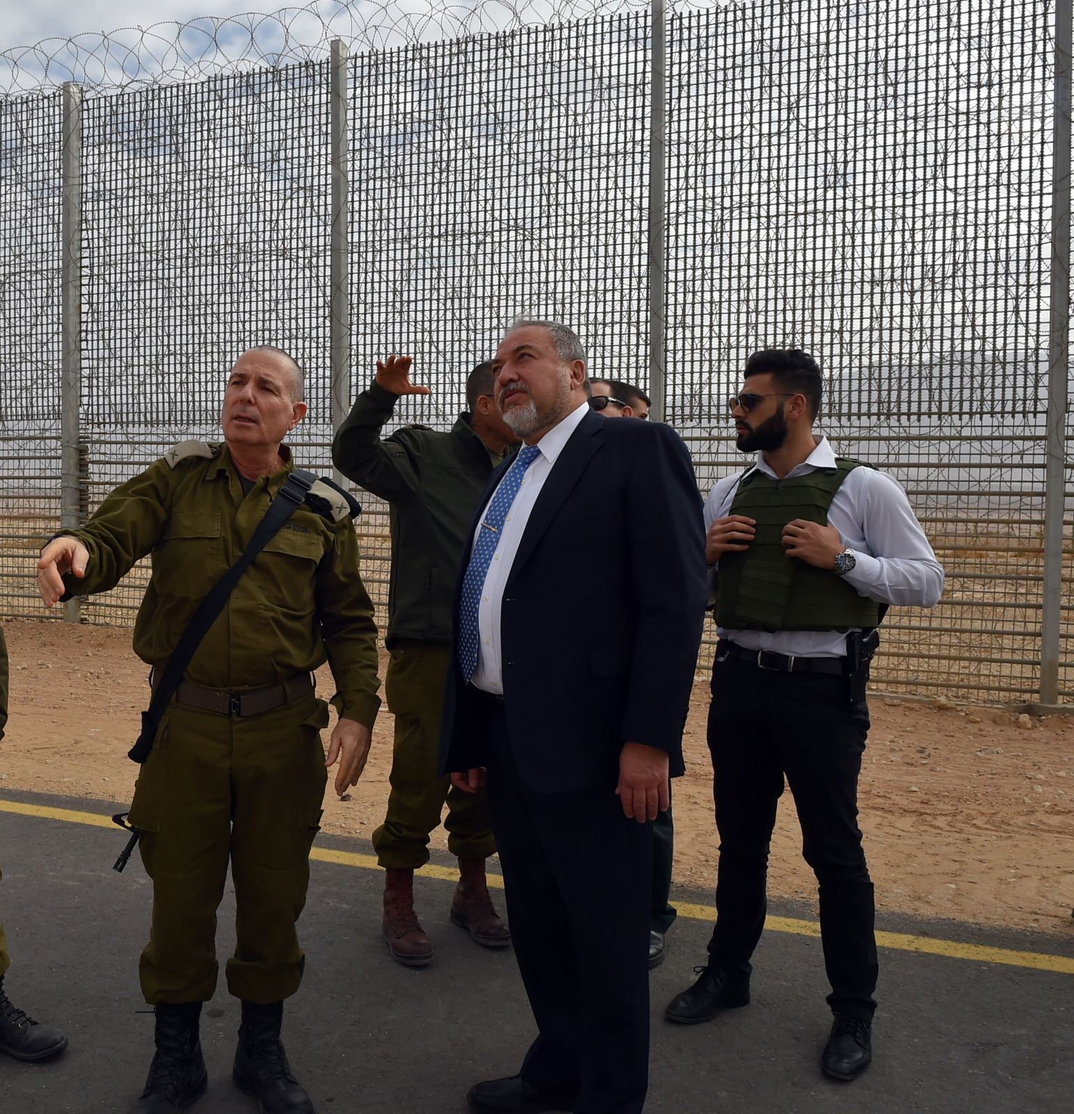 שר הביטחון אביגדור ליברמן בסיור לאורך הגדר הביטחונית הנבנית בגבול עם ירדן, יחד עם ראש אג"ת אלוף אמיר אבולעפיה ועם ראש הפרויקט במשרד הביטחון, תא"ל ערן אופיר- ראש מנהלת גבולות ותפר. צילום: אריאל חרמוני, משרד הביטחון  