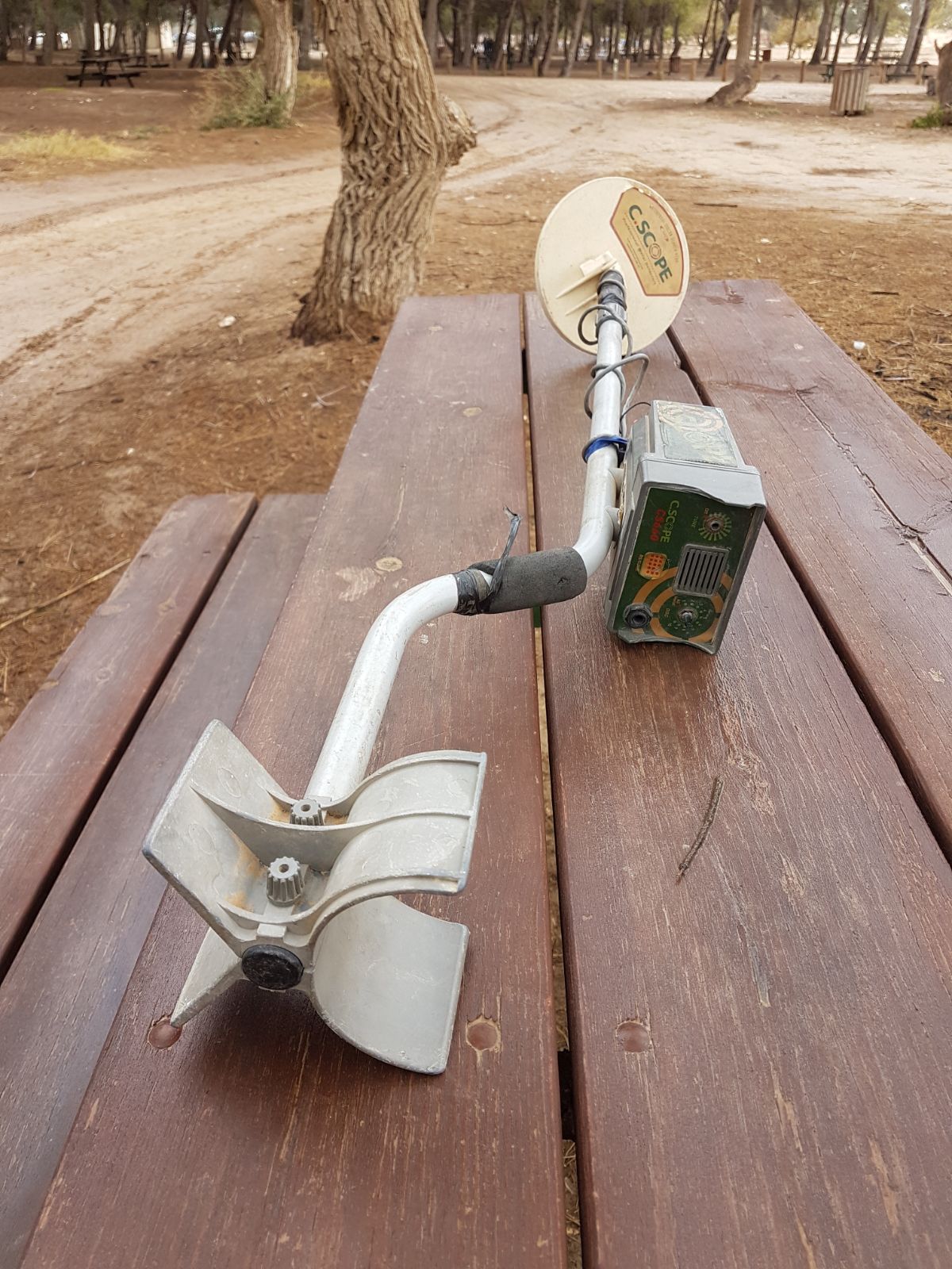 גלאי המתכות ששימש את השודד. צילום: גיא פיטוסי, רשות העתיקות