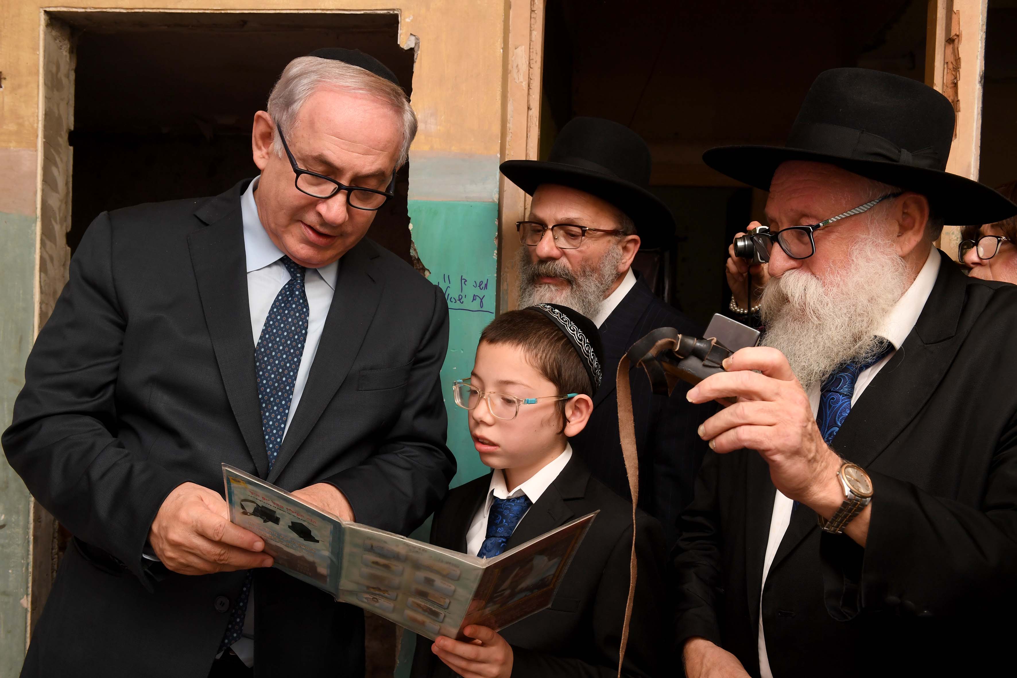 ראש הממשלה בנימין נתניהו ומוישי הולצברג בבית חב"ד במומביי. צילום: אבי אוחיון