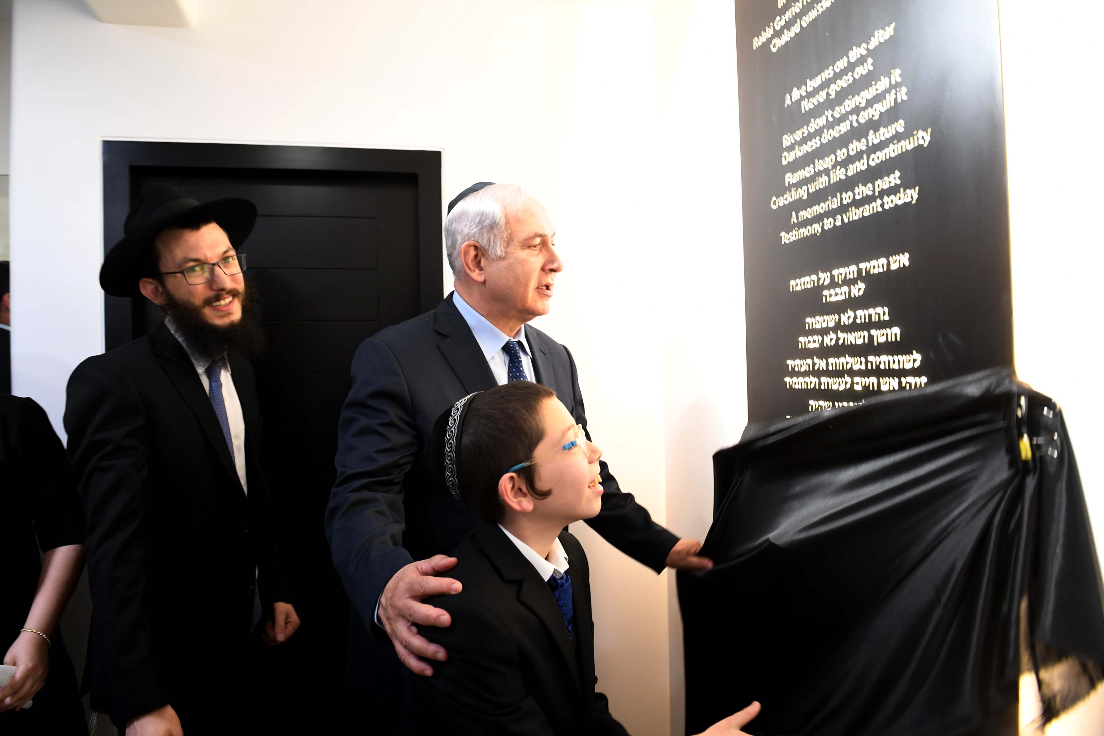 רה"מ בנימין נתניהו ומיושי הולצברג בבית חב"ד במומביי. צילום: אבי אוחיון, לע"מ