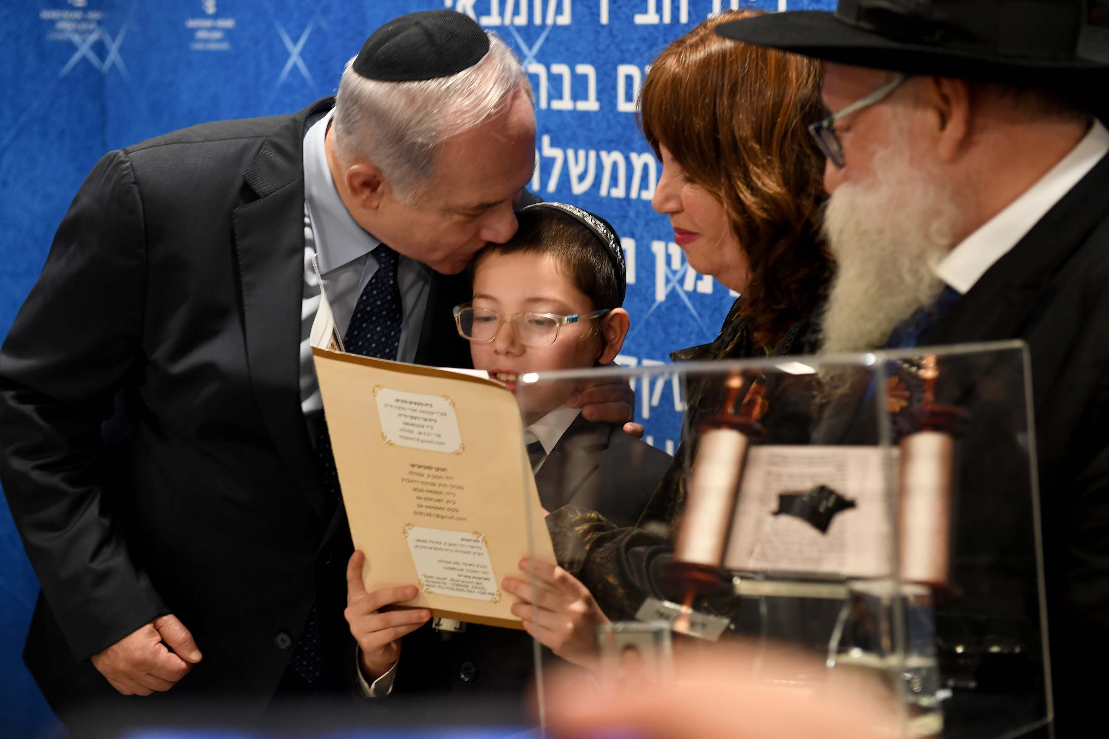 רה"מ בנימין נתניהו ומיושי הולצברג בבית חב"ד במומביי. צילום: אבי אוחיון, לע"מ