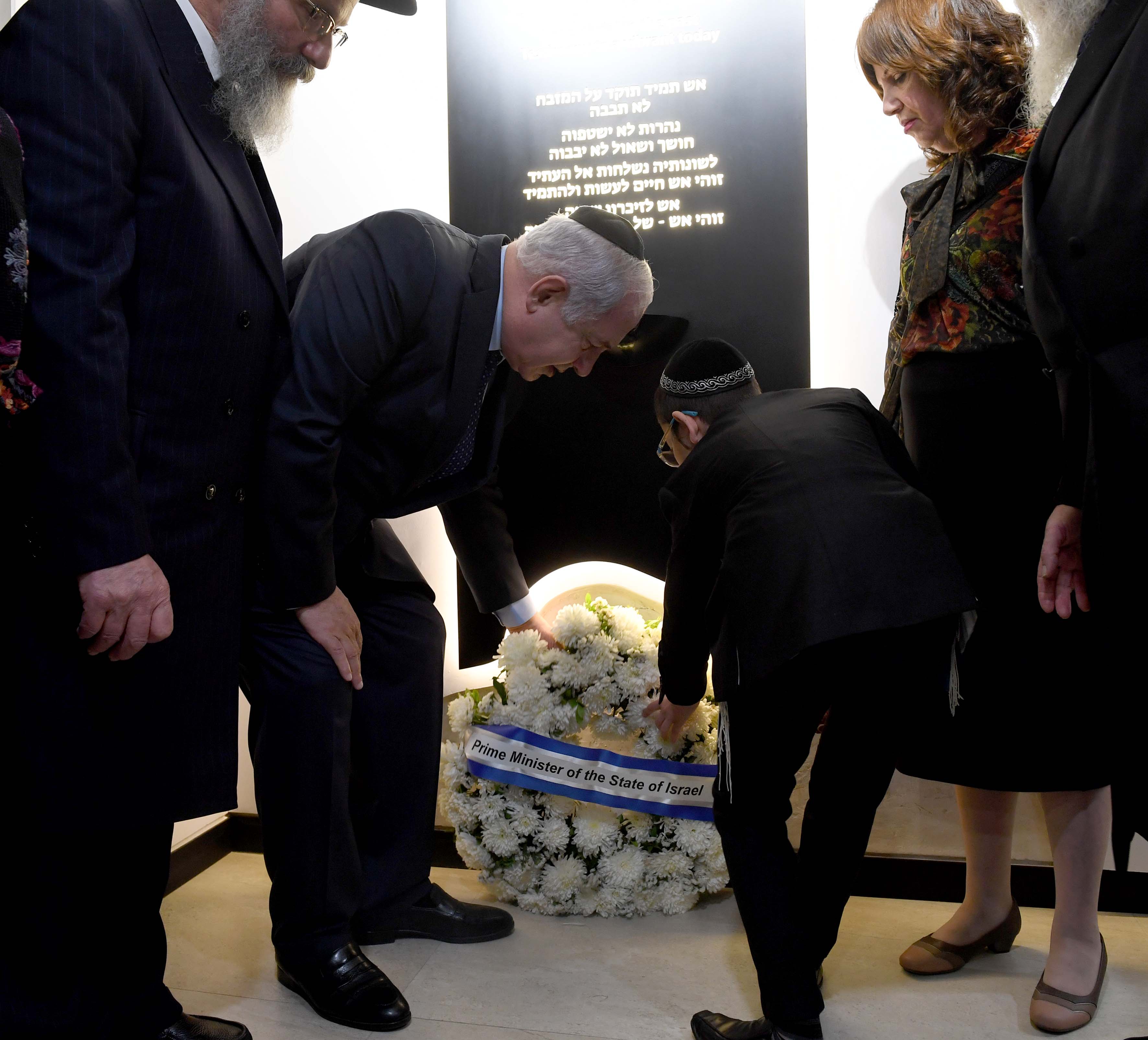רה"מ בנימין נתניהו ומיושי הולצברג בבית חב"ד במומביי. צילום: אבי אוחיון, לע"מ