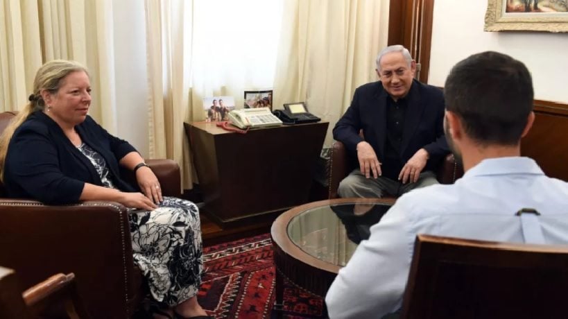 ראש הממשלה נתניהו המאבטח מהשגרירות, והשגרירה ענת שלאין. צילום: חיים צח / לע"מ