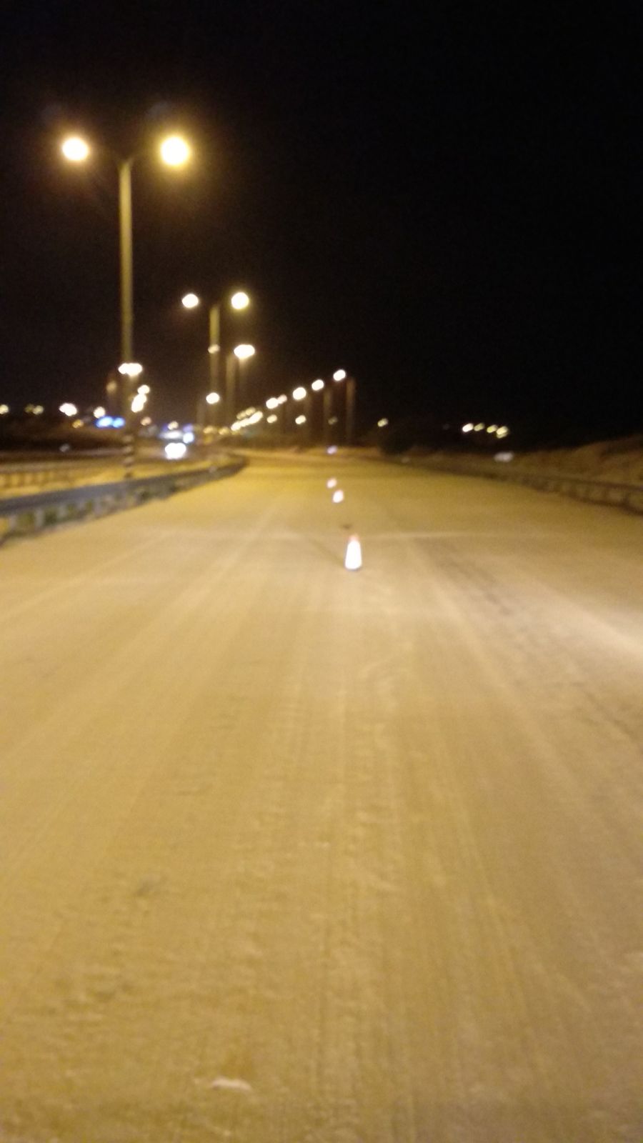 חסימת כביש החוף בעקבות הסופה. צילום: דוברות המשטרה