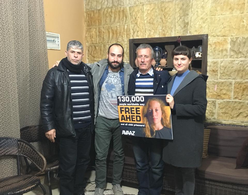רננה נאמן עם בני משפחת תמימי. צילום: מתוך פייסבוק