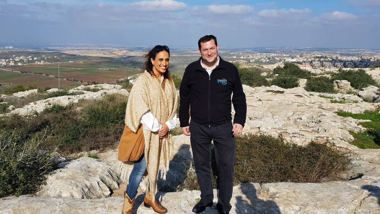 יוסי דגן מארח את אחינועם ניני בשומרון. צילום: פייסבוק