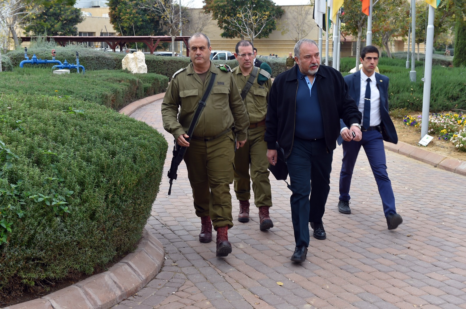 שר הביטחון אביגדור ליברמן בפגישה עם ראשי רשויות בעוטף עזה. צילום: אריאל חרמוני, משרד הביטחון