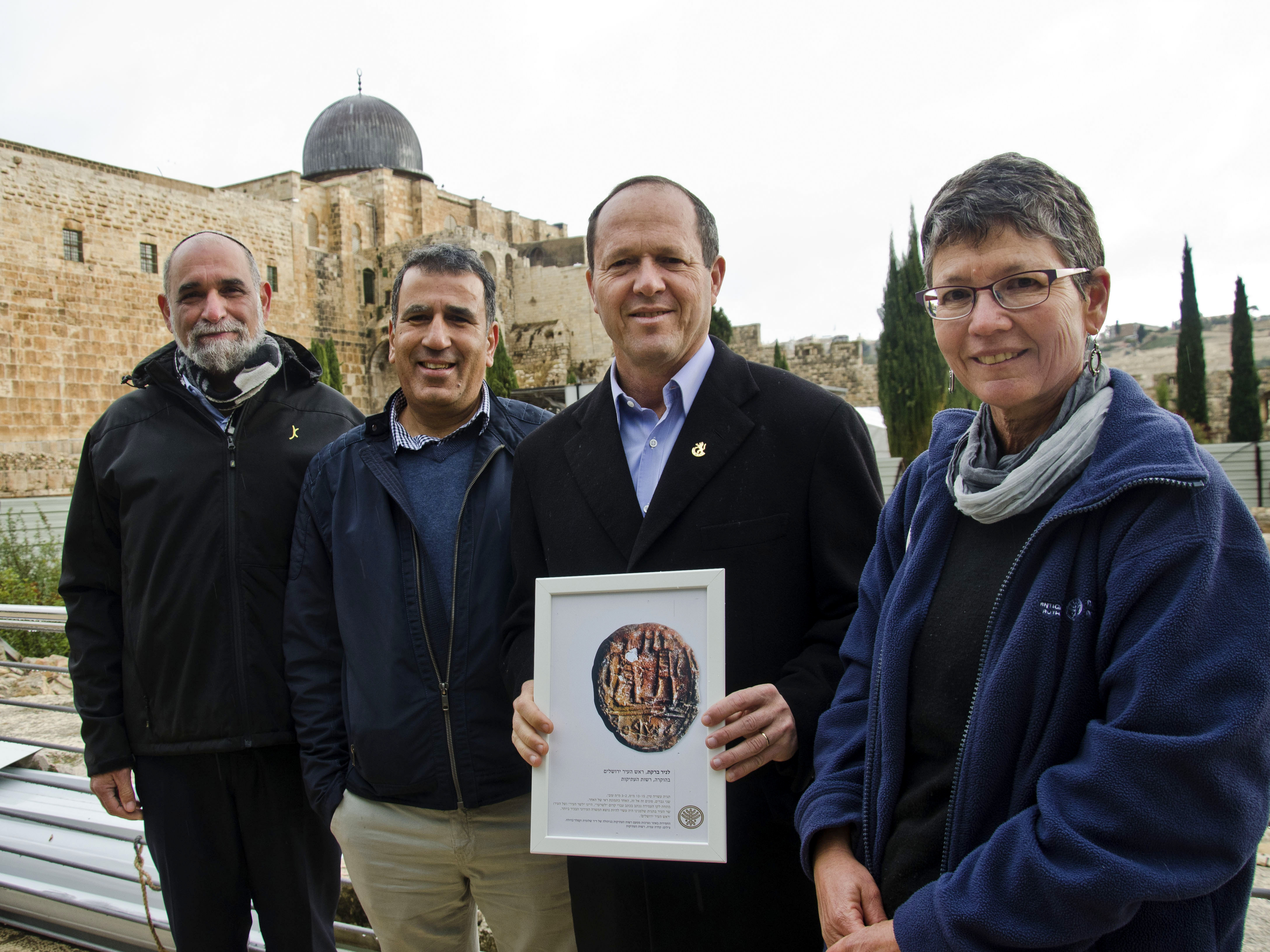 טביעת חותם שר העיר מוצגת לראש העיר ירושלים ניר ברקת. בתמונה מימין לשמאל: ד"ר שלומית וקסלר-בדולח מרשות העתיקות, ראש העיר ירושלים ניר ברקת, ארכיאולוג מרחב ירושלים ברשות העתיקות ד"ר יובל ברוך ומנכ"ל החברה לפיתוח הרובע היהודי הרצל בן ארי. צילום: יולי שוורץ, רשות העתיקות