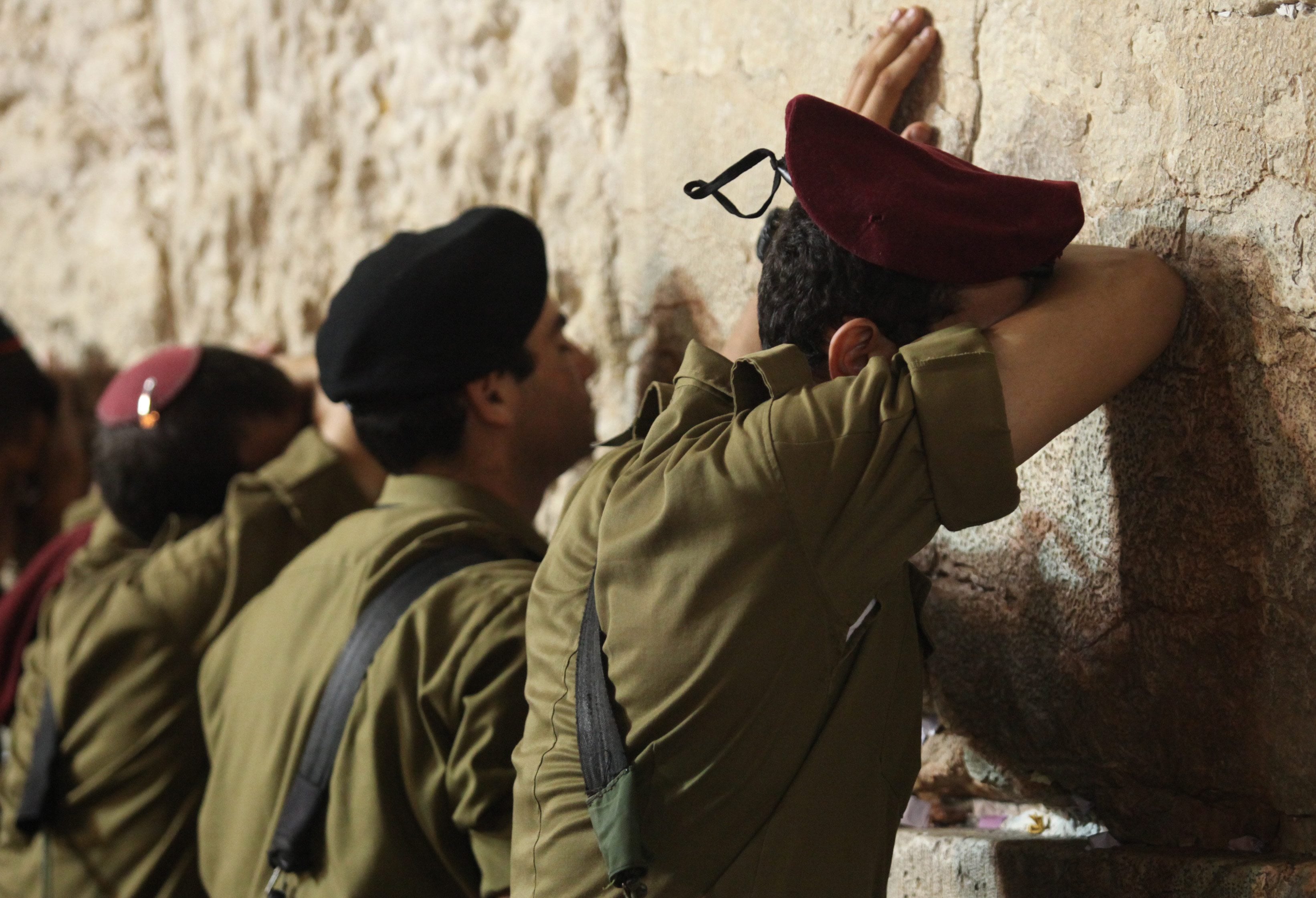 חיילי צה"ל מתפללים בכותל בסיור סליחות. צילום: פלאש 90
