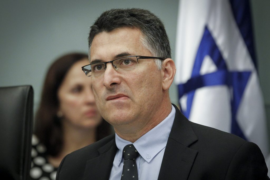 אלונה נהגה באותה דרך גם עם דן איינבינדר. צילום: הפועל ב"ש