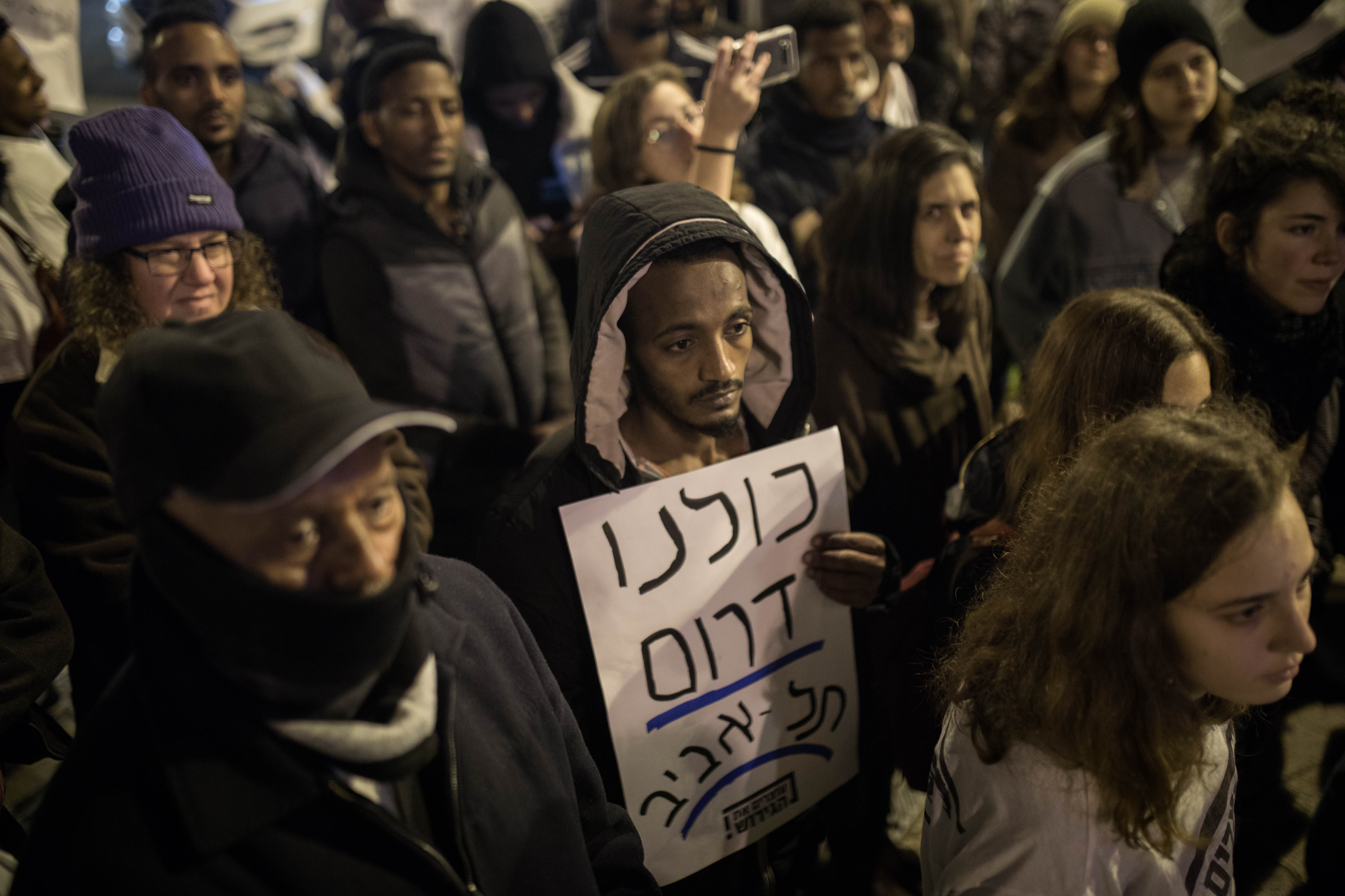 מסתננים ופעילי שמאל בהפגנה נגד גירוש המסתננים. צילום: הדס פרוש, פלאש 90