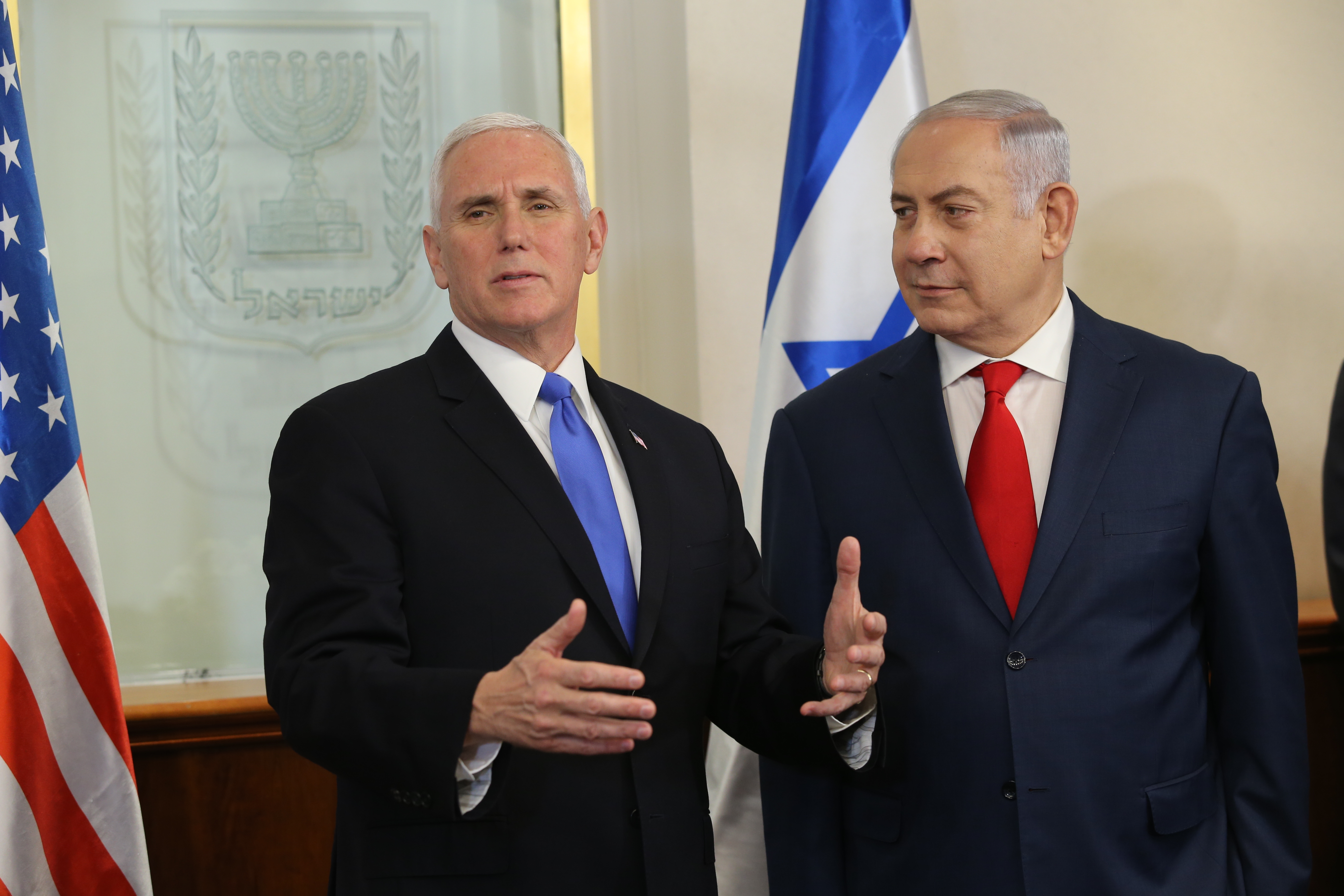 פנס ונתניהו. צילום: אלכס קולומויסקי