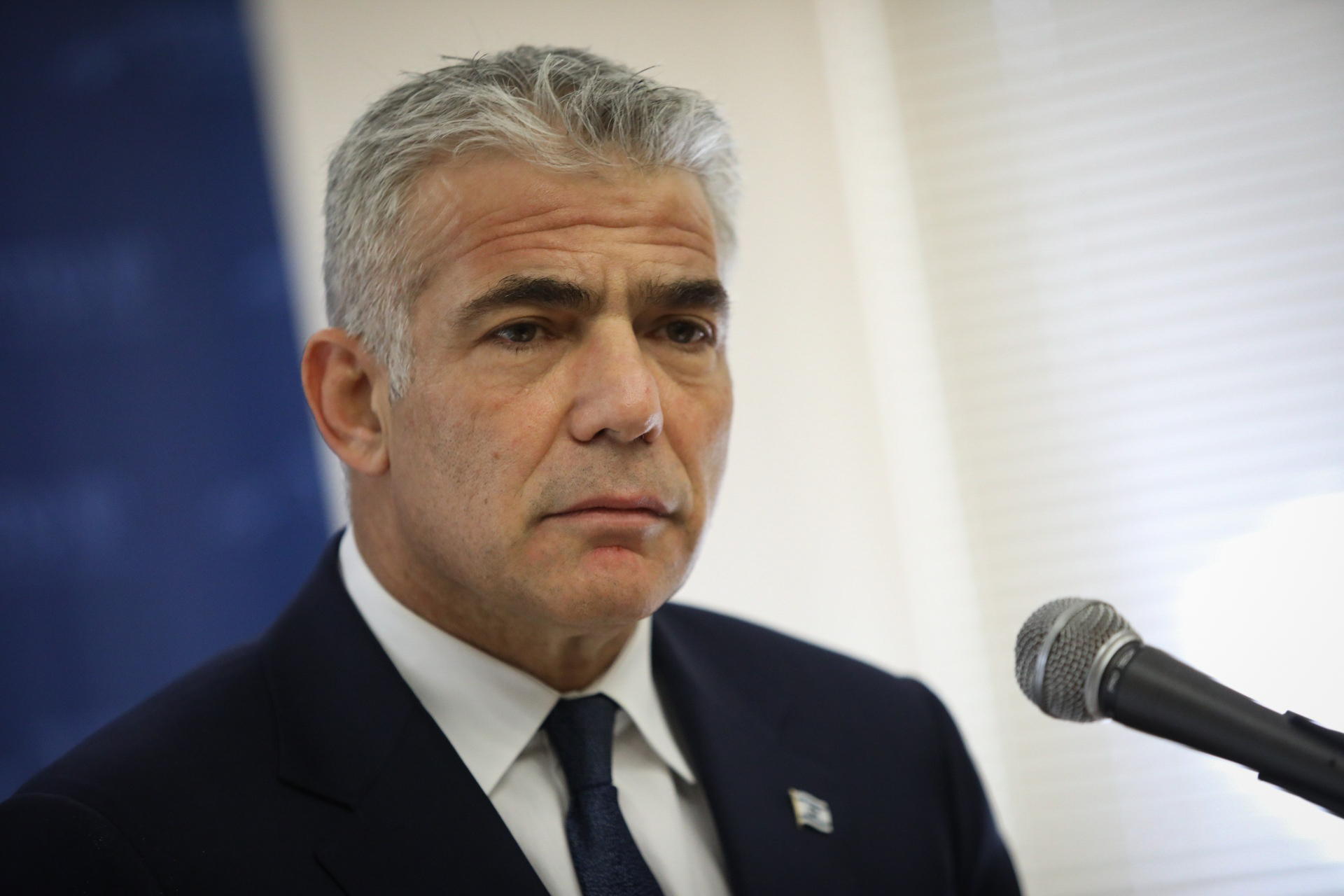 הממונה על שגרירות פולין בישראל, פיוטר קוזלובסקי, בדרכו לשיחת הנזיפה במשרד החוץ. צילום: מירי צחי, TPS