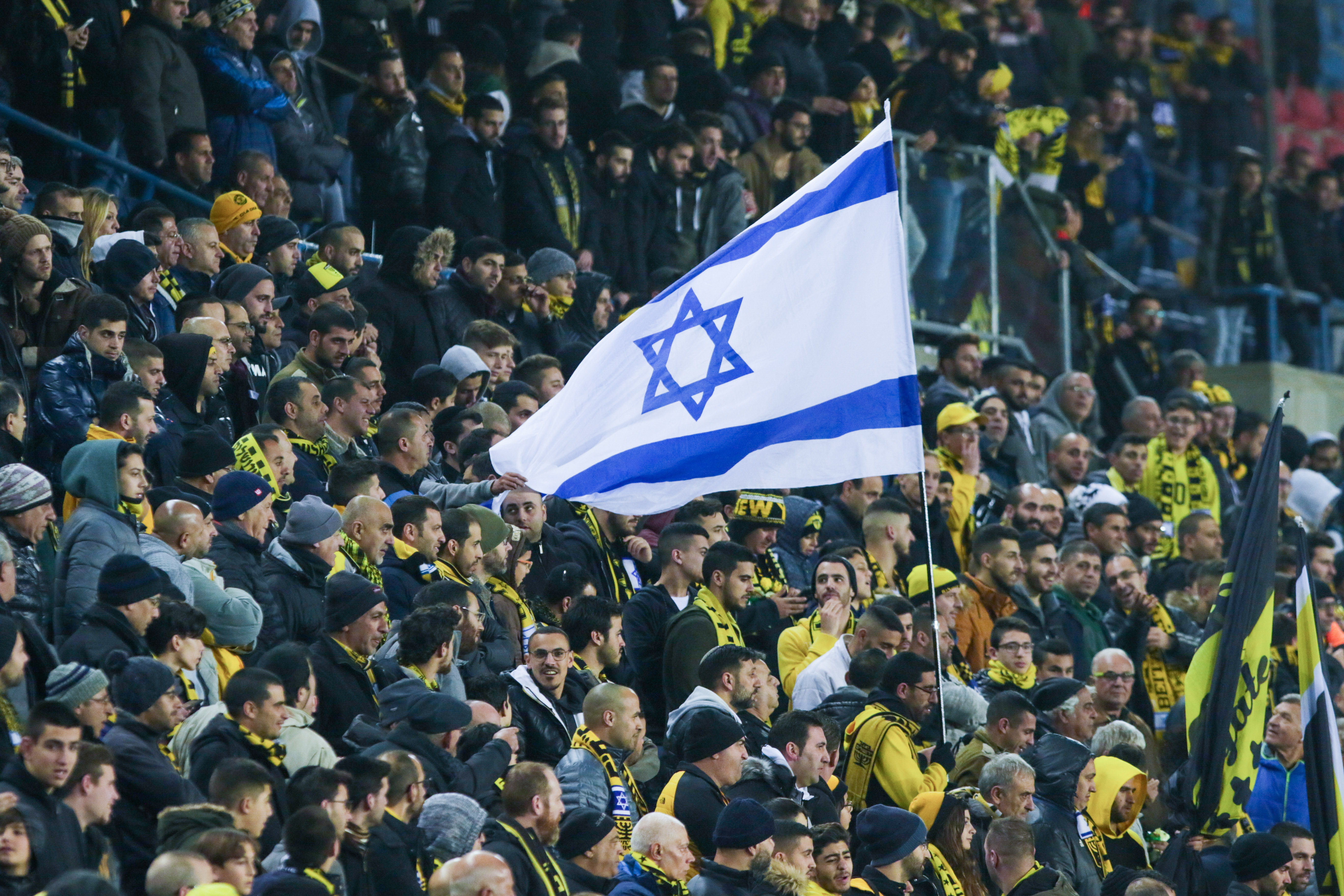 אוהדי בית"ר ירושלים במהלך המשחק מול בני סכנין. צילום: פלאש 90