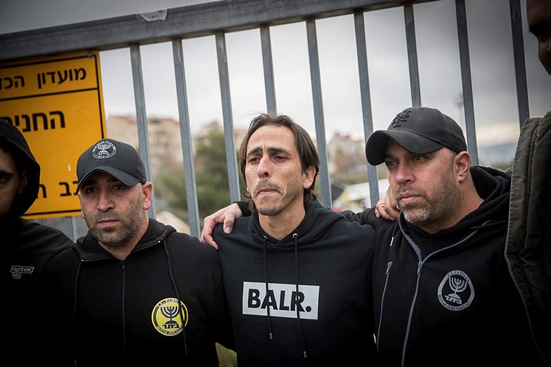 יוסי בניון נפרד מחבריו לקבוצה ומהאוהדים, הבוקר. צילום: יונתן סינדל: פלאש90