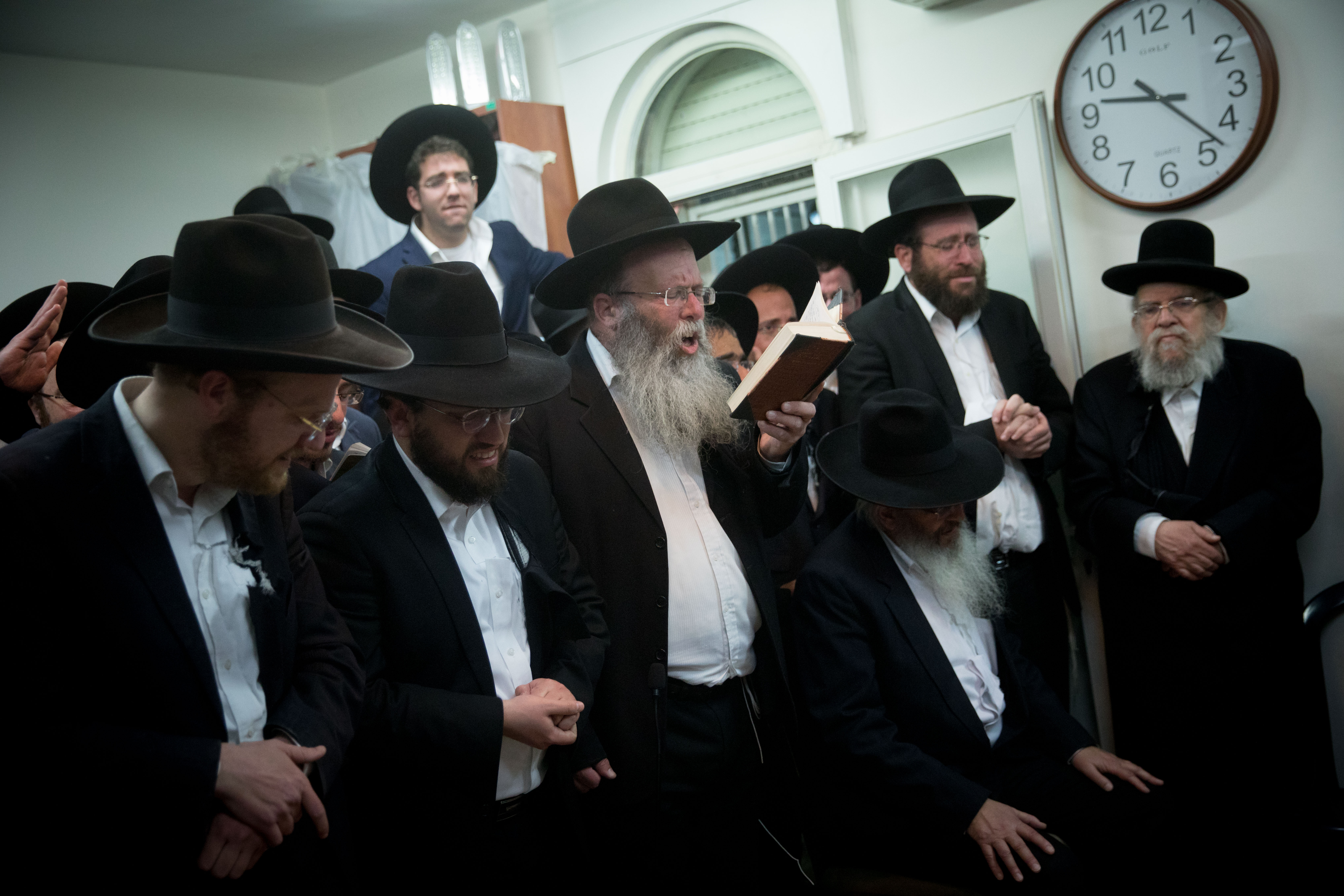 תלמידיו של הרב אוירבך מתאבלים סמוך למיטתו. צילום: יונתן זינדל, פלאש 90