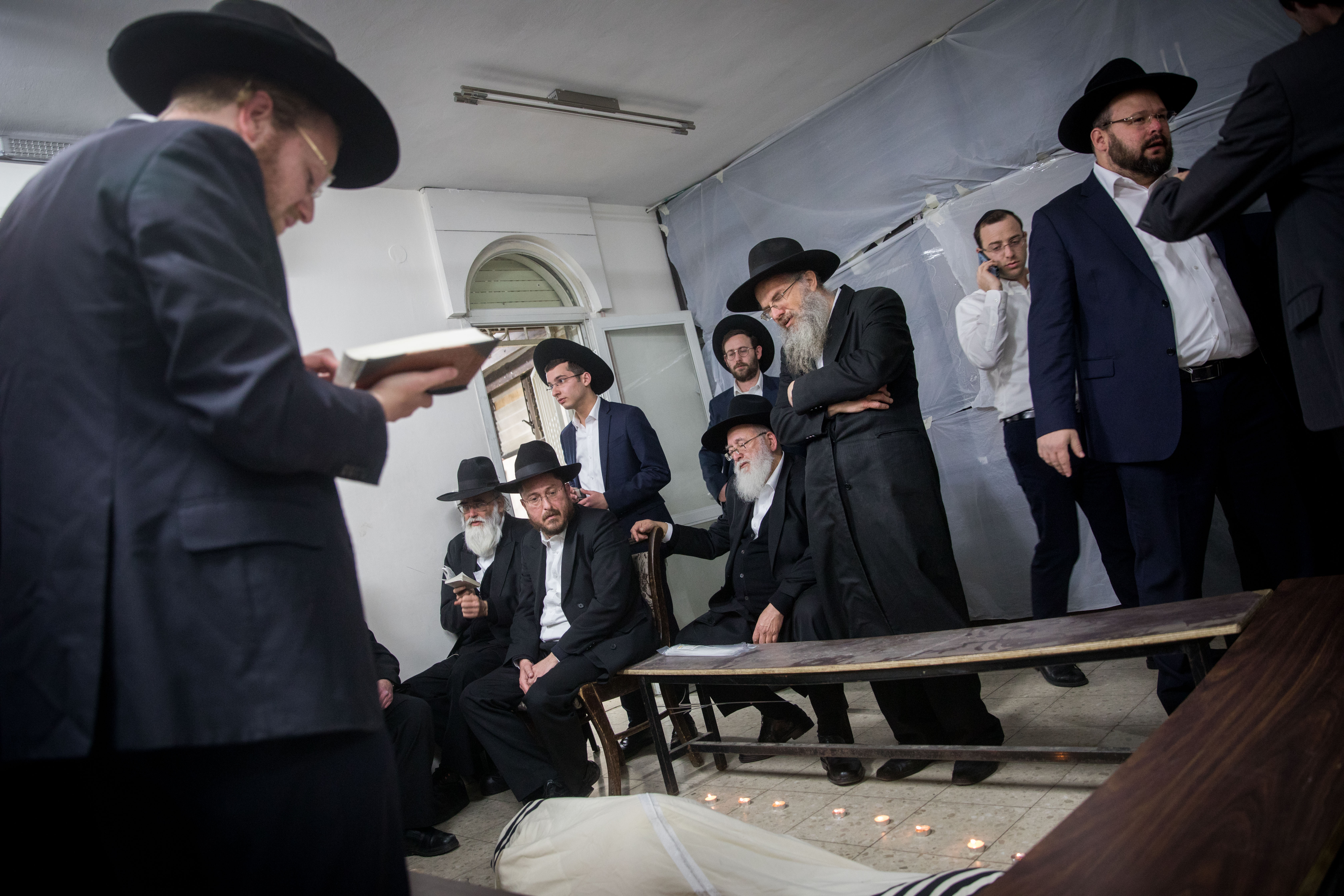 תלמידיו של הרב אוירבך מתאבלים סמוך למיטתו. צילום: יונתן זינדל, פלאש 90
