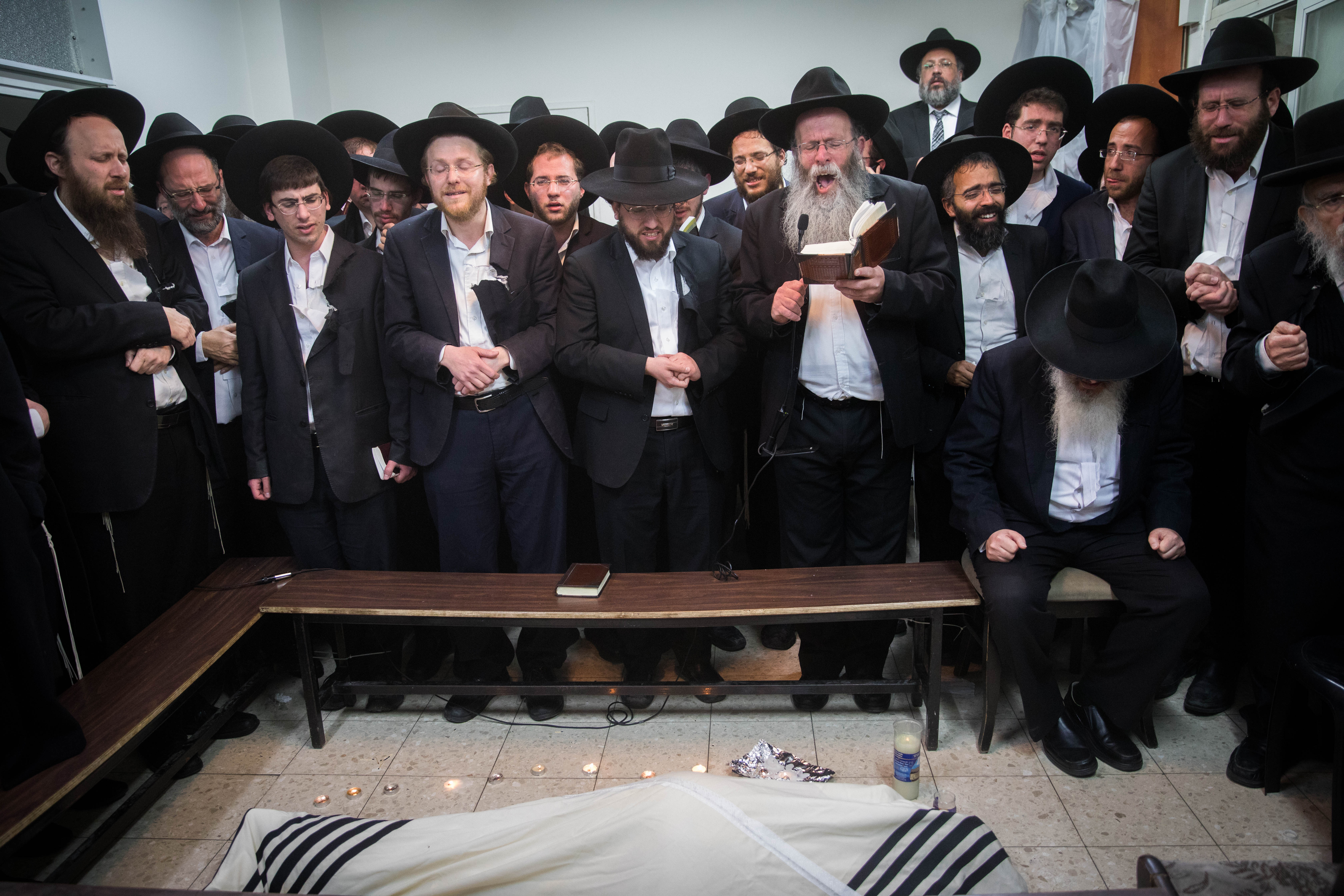 תלמידיו של הרב אוירבך מתאבלים סמוך למיטתו. צילום: יונתן זינדל, פלאש 90